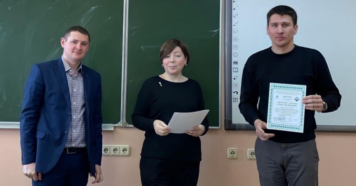 Дипломом III степени награждается студент группы 10903119 <strong>Сергей Александрович Долгий</strong> (справа)